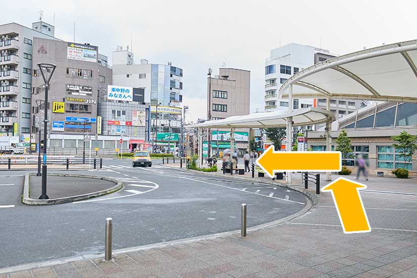 01 JR「東中野」駅「西口1」を出て、正面にある交差点に進みます